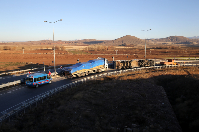 Sivas'ta devrilen tır nedeniyle yol trafiğe kapandı